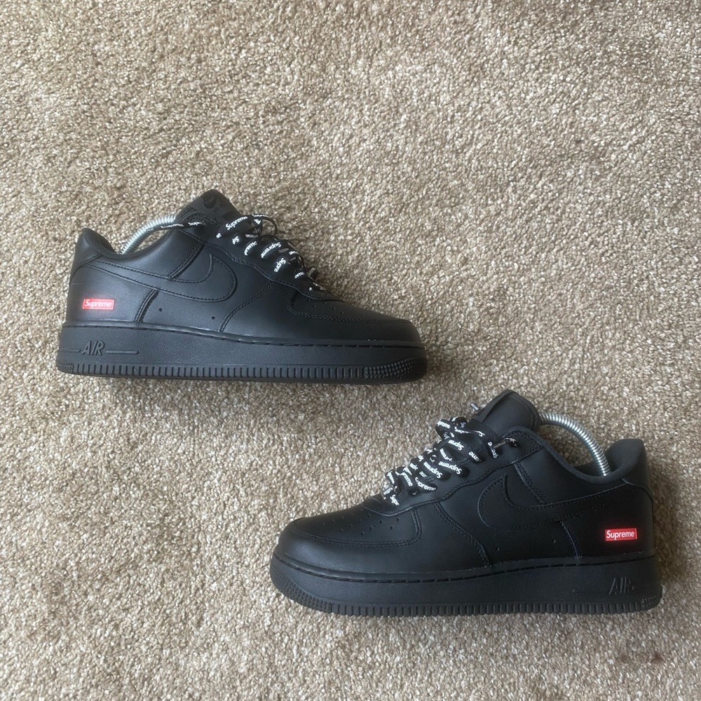 Nike supreme Air Force one black